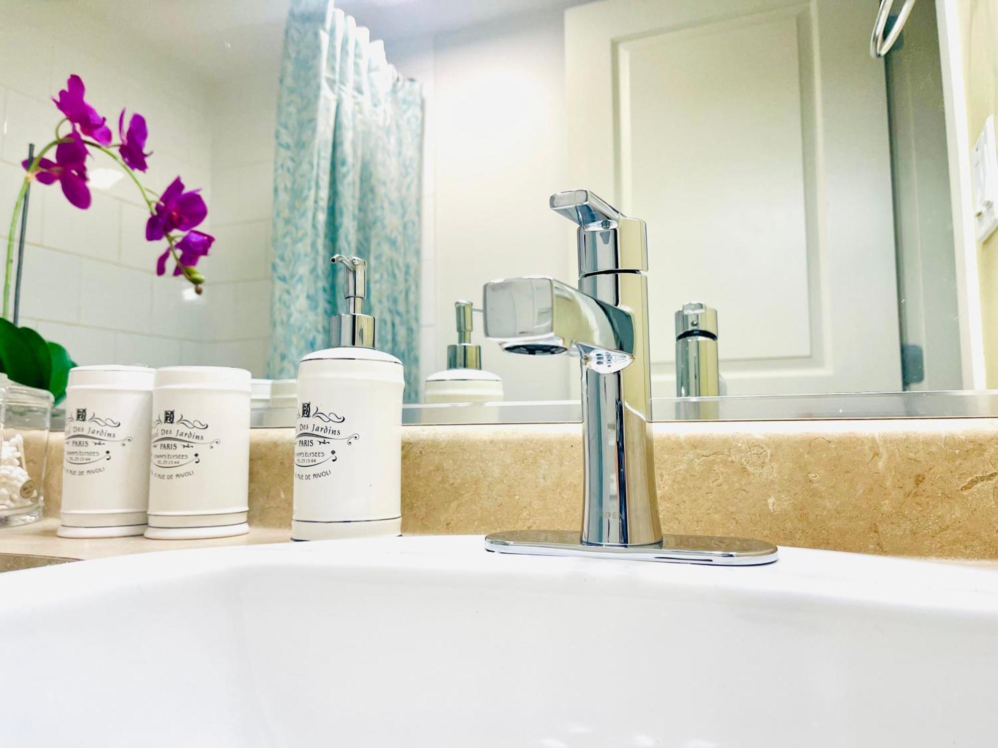 Langley Heights 2 Bedrooms Sweet Suite Лэнгли Экстерьер фото