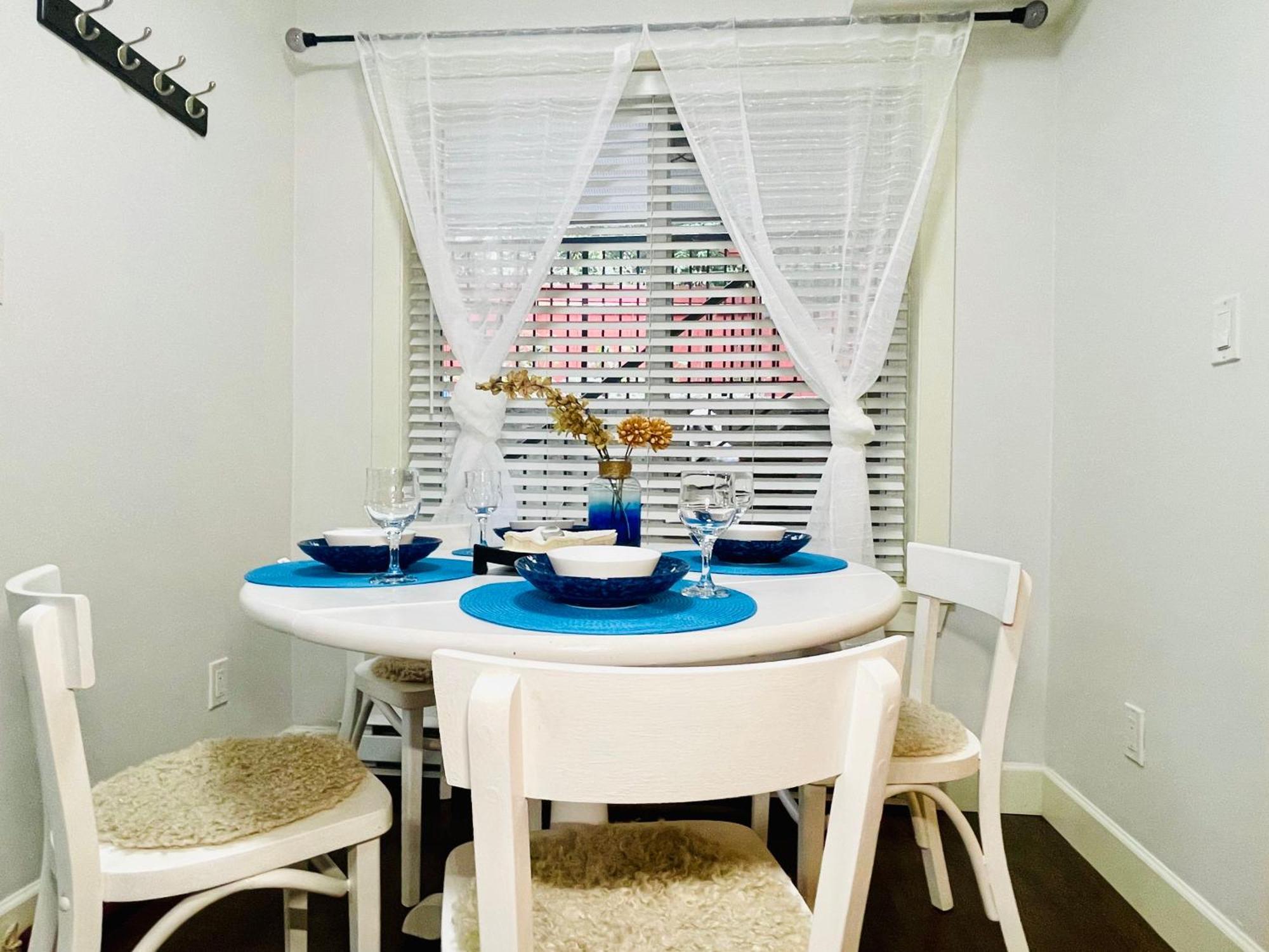 Langley Heights 2 Bedrooms Sweet Suite Лэнгли Экстерьер фото